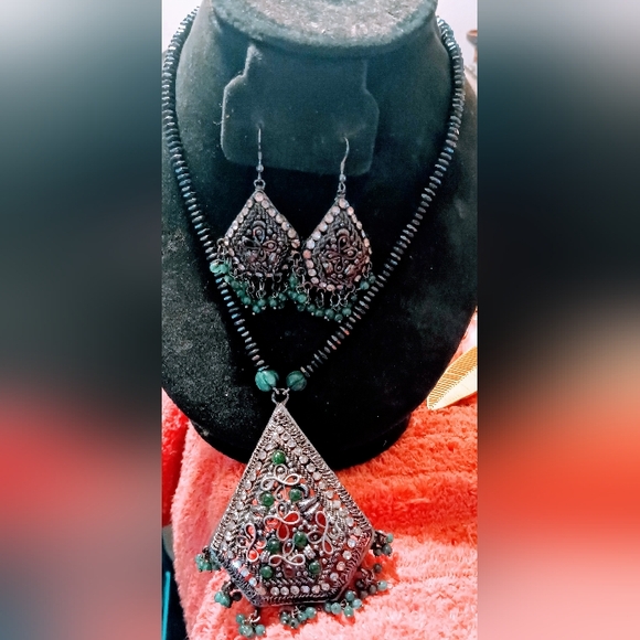 Vintage Green Jade Rhinestone 3 Piece with just Earrings and Necklace Set - Picture 4 of 5